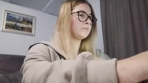 Nicol online show from December 2025 08:57:01 PM