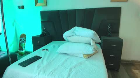 jhoanleandro online show from February 2025 04:36:02 AM