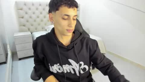 jhoanleandro online show from November 2025 04:34:02 AM