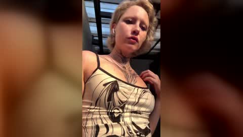 Snapshot of jigglipuff_ chatting on February 2026 02:37:01 AM jigglipuff_ online show from February 2026 02:37:01 AM