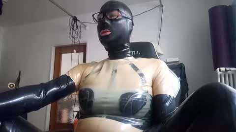 Snapshot of joanesxfree chatting on December 2024 01:00:01 PM The sweetest toy online show from December 2024 01:00:01 PM