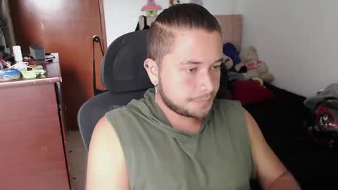 Snapshot of johanleonsweetboy chatting on May 2026 08:49:02 PM JOHAN independient model online show from May 2026 08:49:02 PM