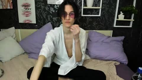 john__strong online show from May 2026 01:18:02 PM