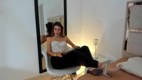 jolie_lov online show from March 2025 01:29:01 PM