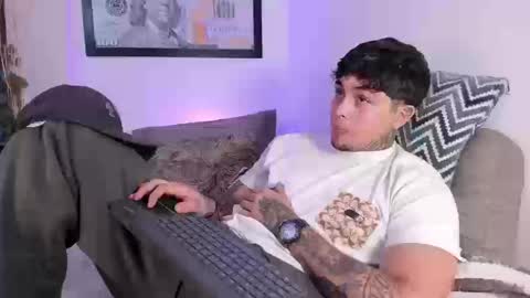 juan_alvarez18 online show from September 2025 04:06:02 AM