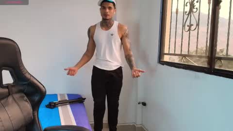 juan_gomez_1 online show from February 2026 10:22:01 PM