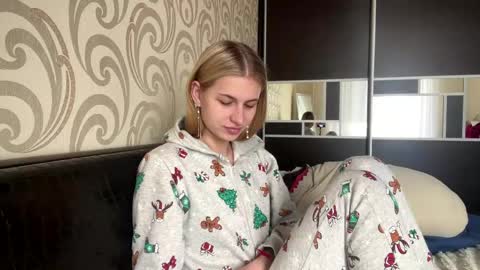 Snapshot of juanastrefeler chatting on April 2026 06:03:01 AM Lola online show from April 2026 06:03:01 AM