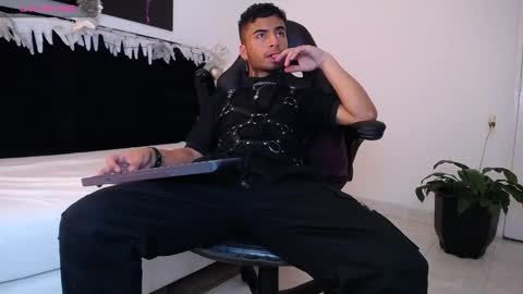 juancamilo66_ online show from December 2024 05:31:02 AM