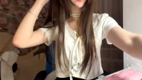 Mila online show from December 2025 02:13:01 PM