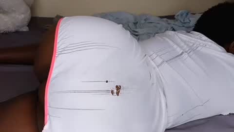 Snapshot of juicybooty_001 chatting on January 2026 05:33:01 AM Sweetass online show from January 2026 05:33:01 AM