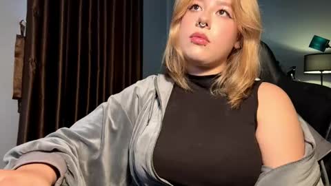 Snapshot of julenecappel chatting on March 2026 08:27:02 AM Elvia online show from March 2026 08:27:02 AM