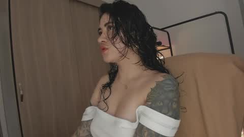 Juli Modelo Independiente online show from April 2026 03:15:02 PM