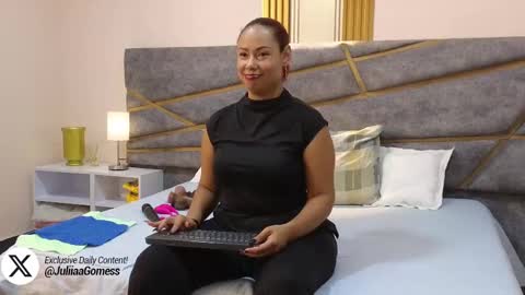 Julia Gomes online show from March 2025 07:23:01 PM