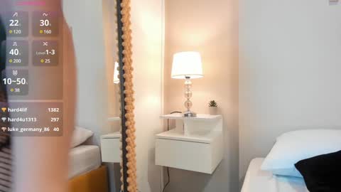 J U L IA   M A R T I N E Z online show from January 2025 02:25:02 PM