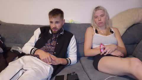 julia_official online show from October 2025 07:38:01 PM