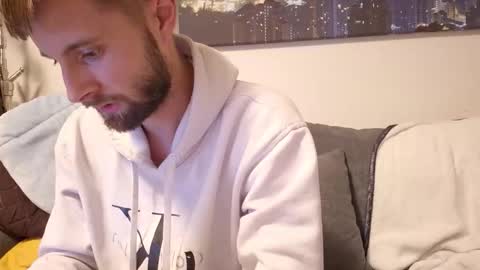 julia_official online show from October 2025 10:22:02 PM