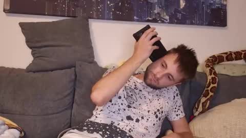 julia_official online show from November 2025 05:47:01 PM