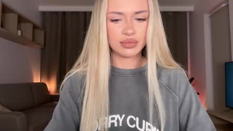 Julia R Le online show from October 2025 07:47:01 PM