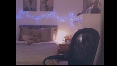 julialiones online show from March 2026 06:25:01 PM