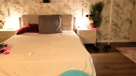 juliamillss online show from July 2026 06:47:02 PM