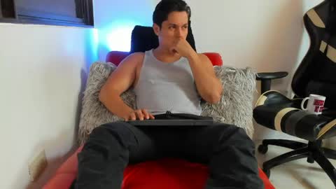 julian_wallace online show from April 2026 07:10:01 PM