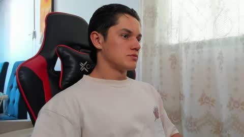 Snapshot of julian_wallace1 chatting on June 2026 07:06:02 PM julian_wallace1 online show from June 2026 07:06:02 PM