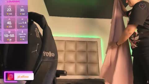 juliana_js_ online show from September 2025 12:10:01 PM