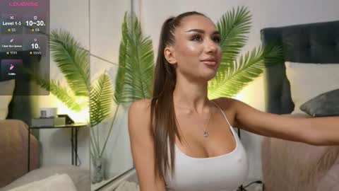 JuliaQuin online show from October 2025 02:20:01 AM