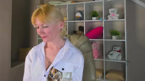 Julie Lucasss online show from April 2026 12:38:01 AM