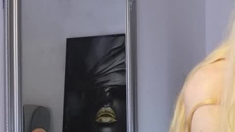 Julia online show from November 2025 01:17:02 AM