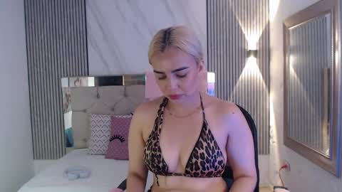 Snapshot of julieta__fox_ chatting on June 2026 04:00:02 PM julieta__fox_ online show from June 2026 04:00:02 PM