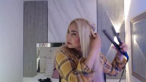 Snapshot of julieta__fox_ chatting on June 2026 03:56:02 PM julieta__fox_ online show from June 2026 03:56:02 PM