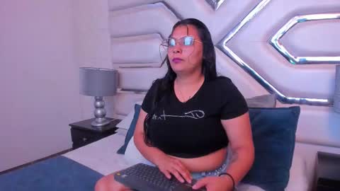 julietaowen online show from November 2025 03:01:02 PM