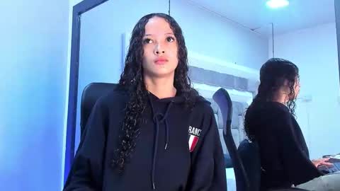 Hi guys It is a pleasure to have you here I am Julieta  online show from October 2025 11:52:02 AM