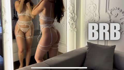 Snapshot of juliette_junson chatting on December 2024 03:57:01 PM Julie online show from December 2024 03:57:01 PM