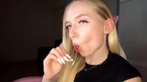 Sofie online show from November 2025 03:23:02 PM