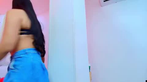 Julieta Reyes   online show from February 2026 12:01:02 PM