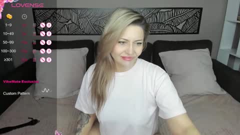 Snapshot of jully_rox chatting on September 2025 11:04:01 PM Jully online show from September 2025 11:04:01 PM