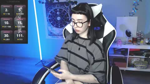 Snapshot of julscinamon chatting on February 2025 05:49:02 PM Baroness Von Cringe online show from February 2025 05:49:02 PM