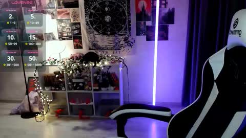 Snapshot of julscinamon chatting on November 2025 06:30:01 PM Baroness Von Cringe online show from November 2025 06:30:01 PM