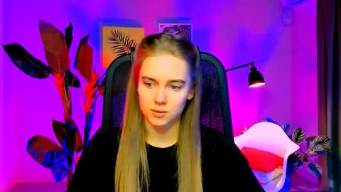 junewoods online show from December 2025 06:18:01 AM