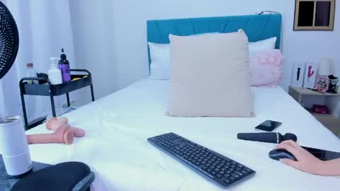 Kamilalopez online show from April 2026 09:17:01 PM