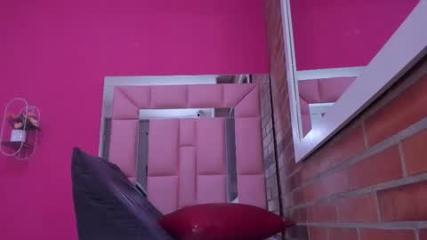 Laura online show from November 2025 07:57:01 PM