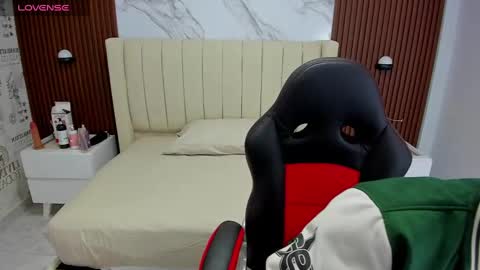 Snapshot of karolandluna chatting on February 2025 10:32:01 PM Karol and Luna online show from February 2025 10:32:01 PM