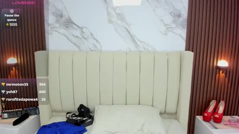 Snapshot of karolandluna chatting on February 2025 08:53:02 AM Karol and Luna online show from February 2025 08:53:02 AM