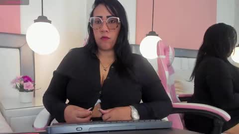 karolwest_ online show from November 2025 01:12:02 PM