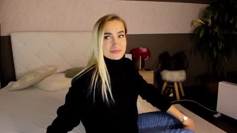 KateOwyns online show from December 2024 01:09:02 PM