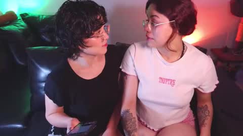 Snapshot of katyxxx_043 chatting on December 2025 02:19:01 AM katyxxx_043 online show from December 2025 02:19:01 AM