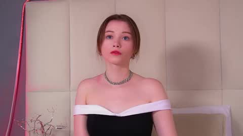 Keira online show from November 2025 06:30:02 PM