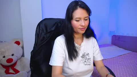 Snapshot of kelly_richardson1 chatting on February 2025 10:43:02 PM elena online show from February 2025 10:43:02 PM